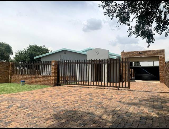 4 BEDROOM HOUSE FOR SALE IN VAN DYK PARK